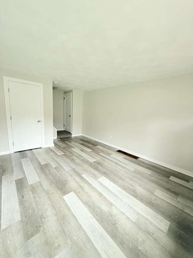 Building Photo - Beautifully remodeled 2-bedroom, 1 1/2-bat...