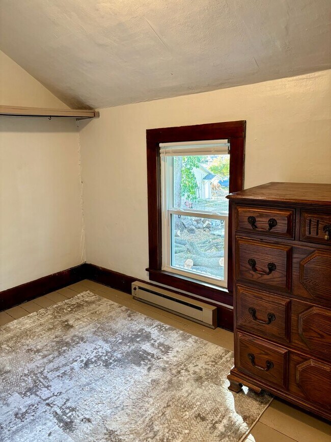 Building Photo - Check Out This 3-Bed/1.5-Bath House in Blu...