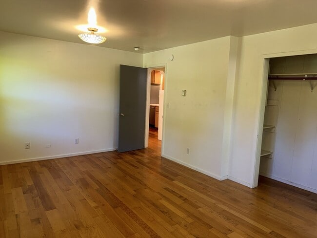 Building Photo - 2000+ sf home is in a great location, pet ...