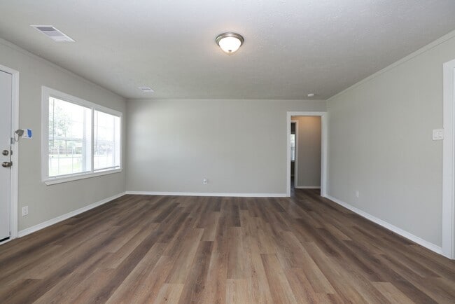 Building Photo - 9026 Lake Forest Blvd