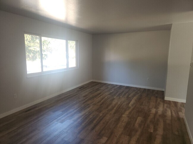 Building Photo - Lovely 4 Bedroom, 2 Bath home available NOW!