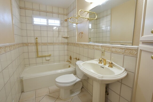 Building Photo - Well Maintained 3 Bedroom 2 Bath Home in Highly Desirable Saratoga Neighborhood!