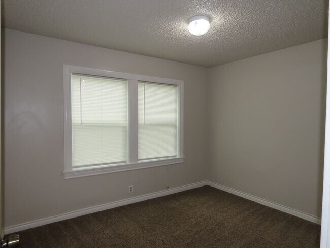 Building Photo - Charming 3 Bedroom, 2 Bath Home w/Den!