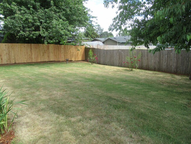 Building Photo - Great Three Bedroom Close South Salem