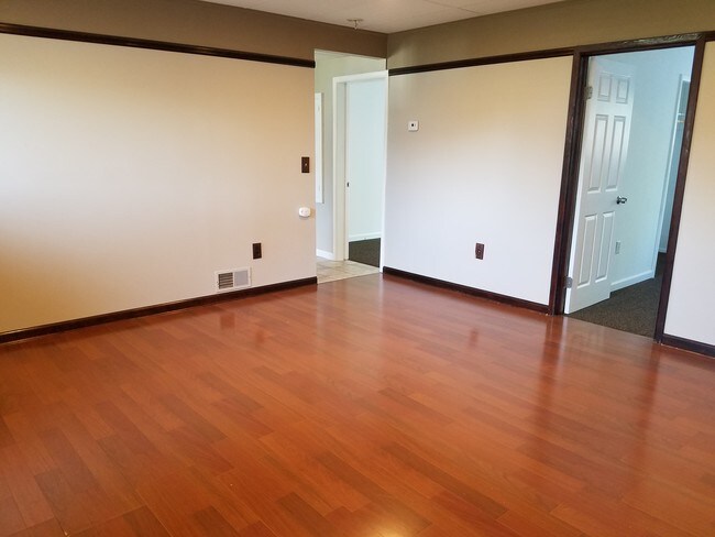 Wood floor in dining room - 100 Manning Pl