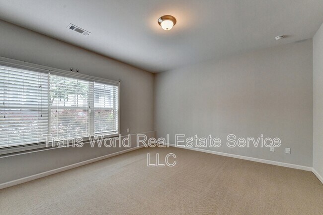 Building Photo - 4648 Pine St