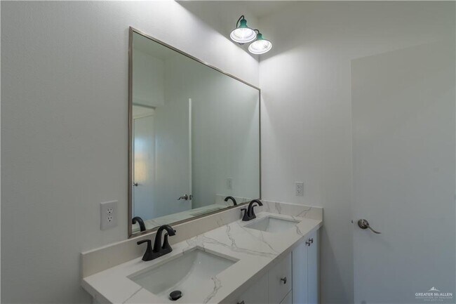 Building Photo - 14 N Sugar Bear Dr