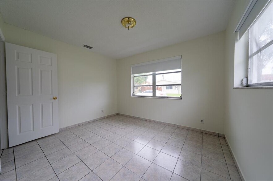 Building Photo - 2702 NW 51st Pl