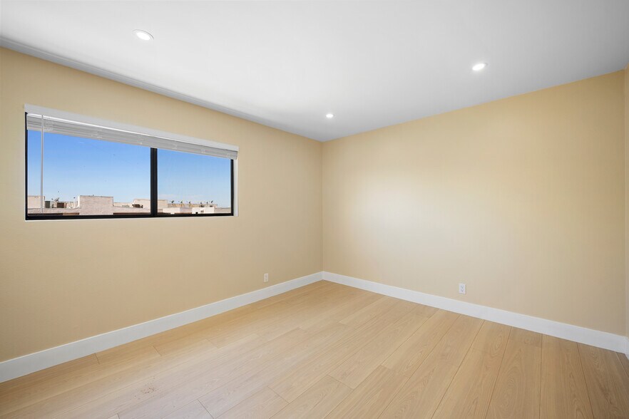 Building Photo - 635 E Elmwood Ave