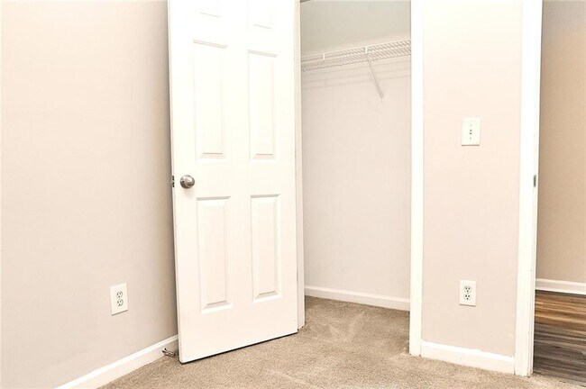 Building Photo - 130 Springbottom Dr SE