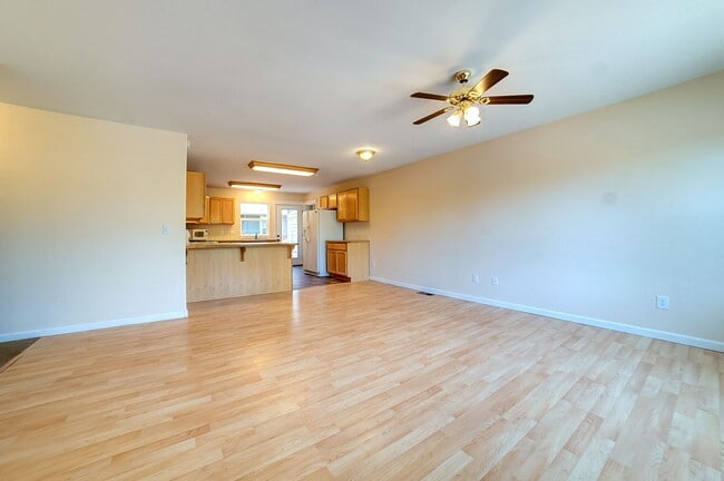 Building Photo - Spacious home in NE Bend!  4 bedrooms!