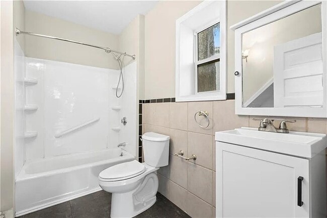 Building Photo - 715 Elm St