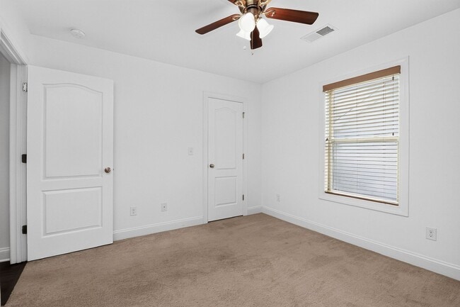 Building Photo - 549 Daventry Ct