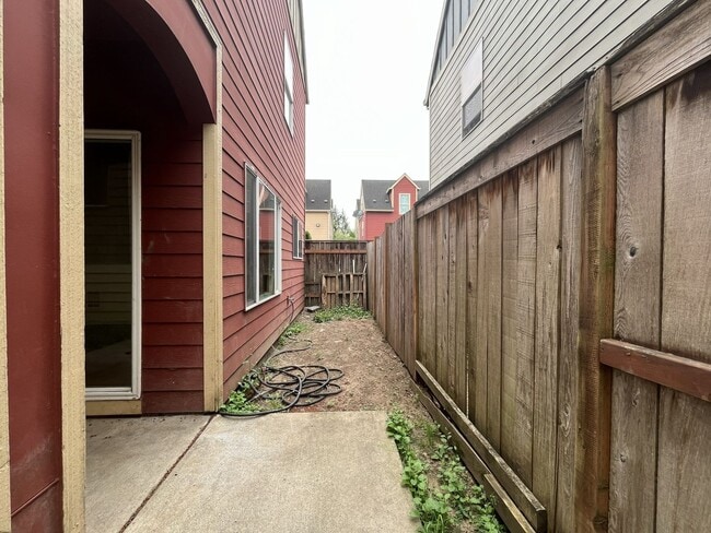 Building Photo - Bright End-Unit Townhouse with a Loft & Covered Patio