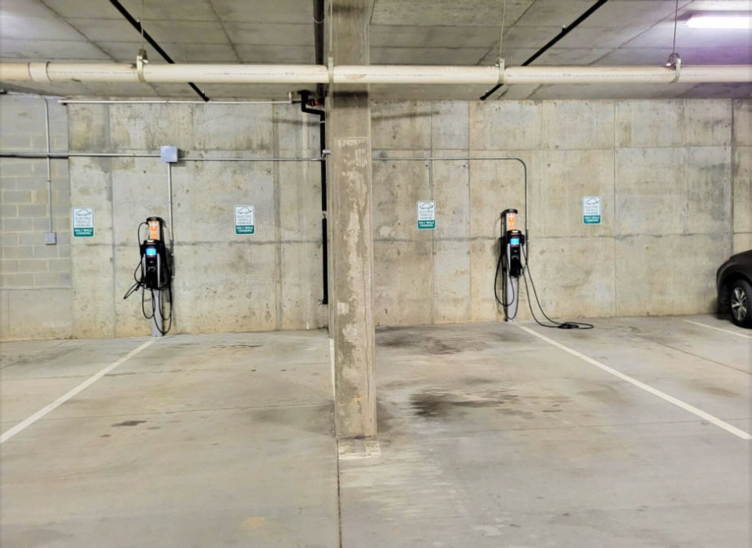 Building Photo - 401 W Trade St