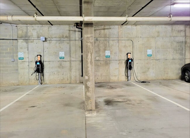 Building Photo - 401 W Trade St