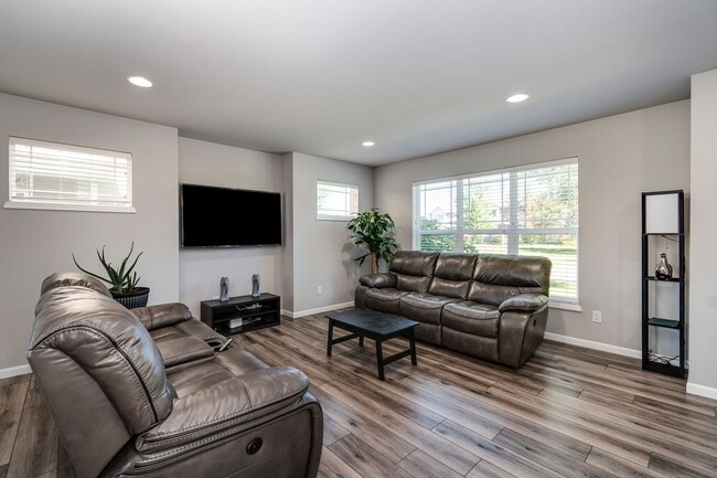 Building Photo - Professionally Managed Home in Convenient ...