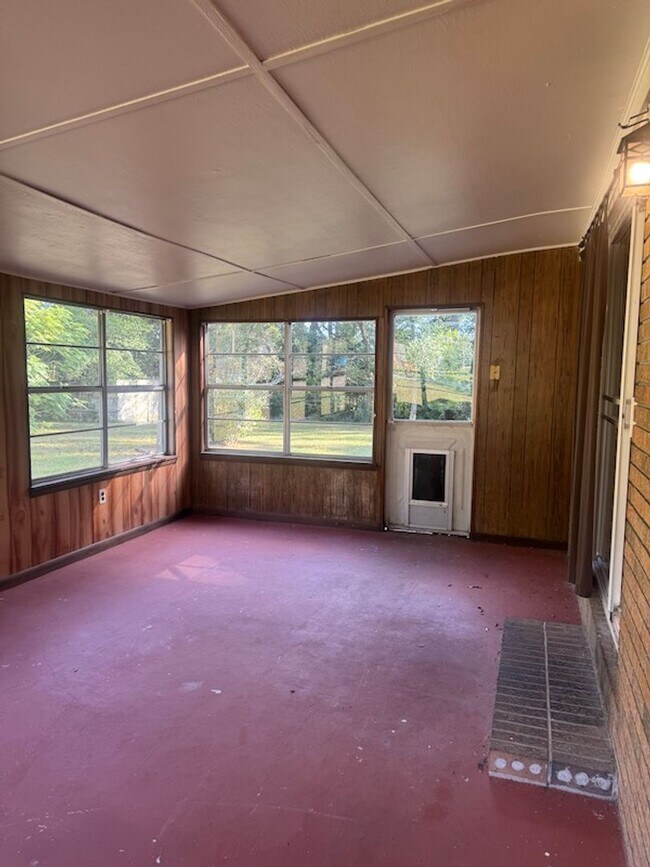 Building Photo - Middle of Town