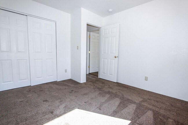 Building Photo - 8448 E Lakeshore Dr