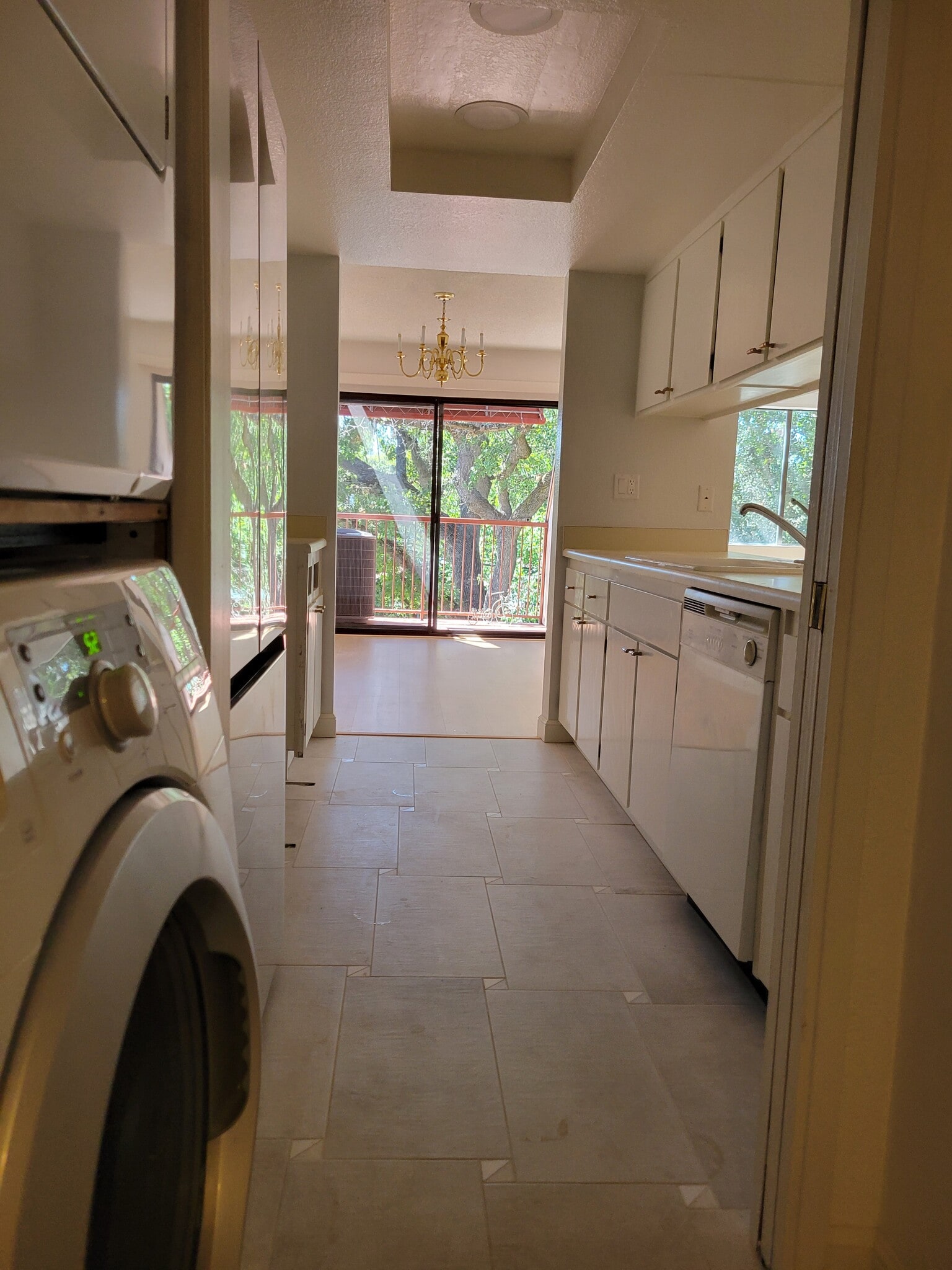 Building Photo - 1600 Carmel Dr