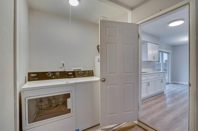 Building Photo - 600 Bramble Dr