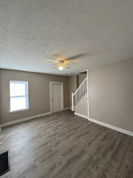 Building Photo - 404 N Chestnut Ave