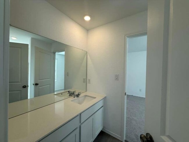 Building Photo - 545 Sormonne Lp