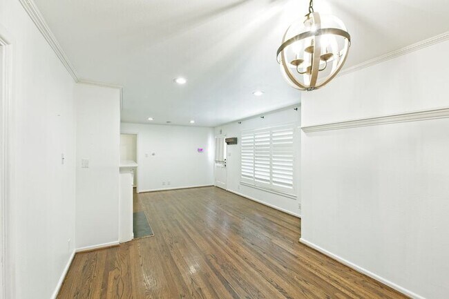 Building Photo - 11137 Sinclair Ave