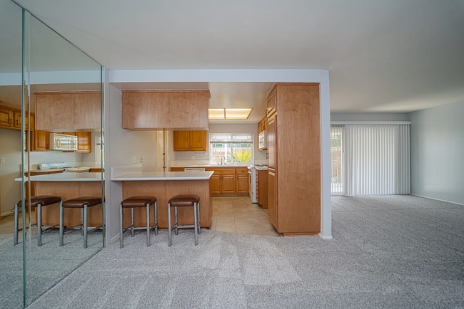 Building Photo - Beautiful 4 Bd Townhouse