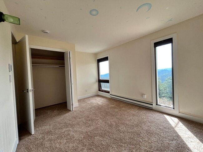 Building Photo - 2 Bedroom Mountain Home with Loft and Spec...