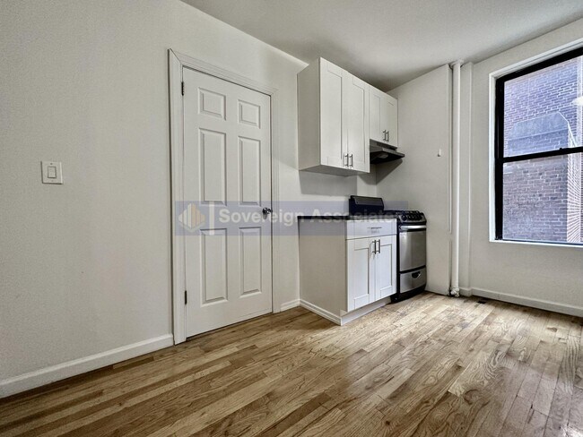 Building Photo - 401 E 68th St
