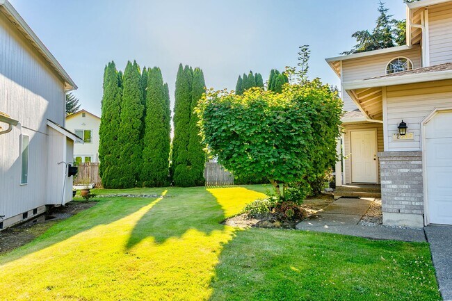 Building Photo - Spacious 3 Bed, 2 Bath Home with Garage & Large Yard in Puyallup!