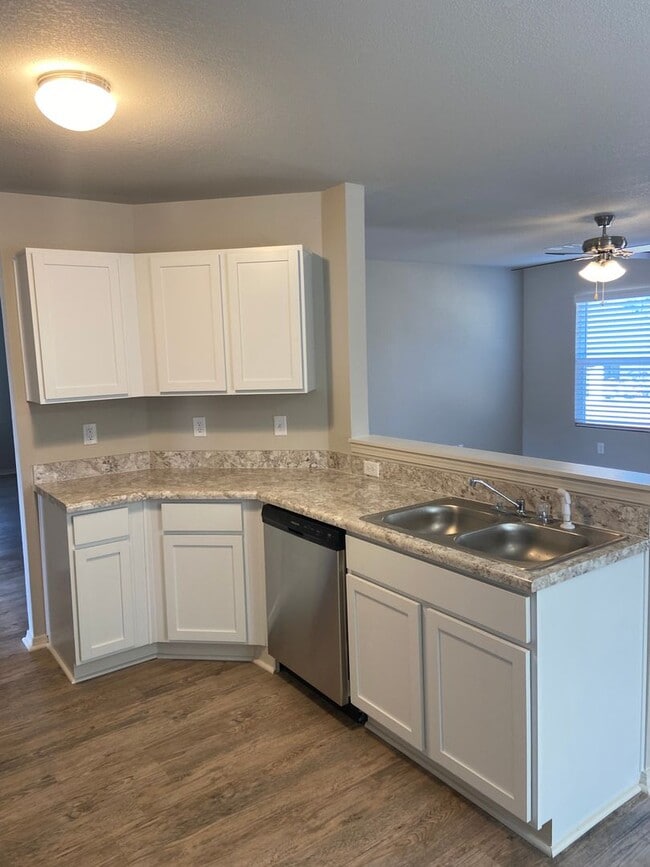 Building Photo - Pre-Leasing Now | Open-Concept 3-Bedroom Home in Fairview Haven