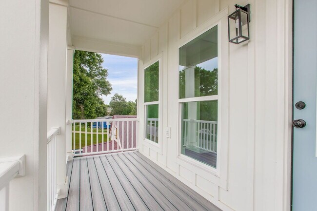 Building Photo - Brand new construction just minutes from downtown Pensacola and a quick trip to the beach. Ready ...