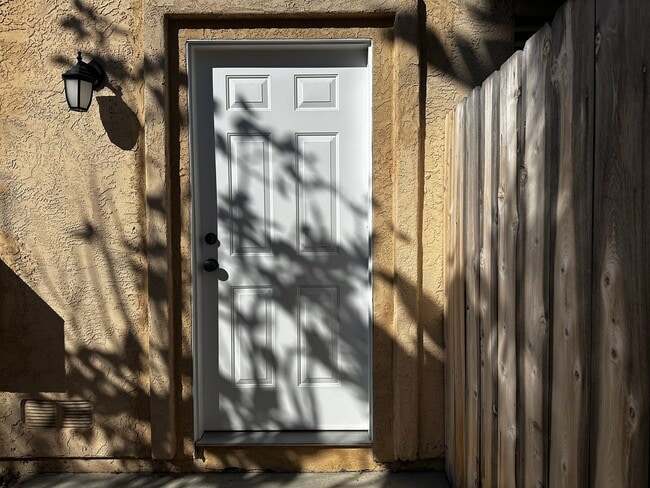 Building Photo - Move-In Special - Charming studio in San M...