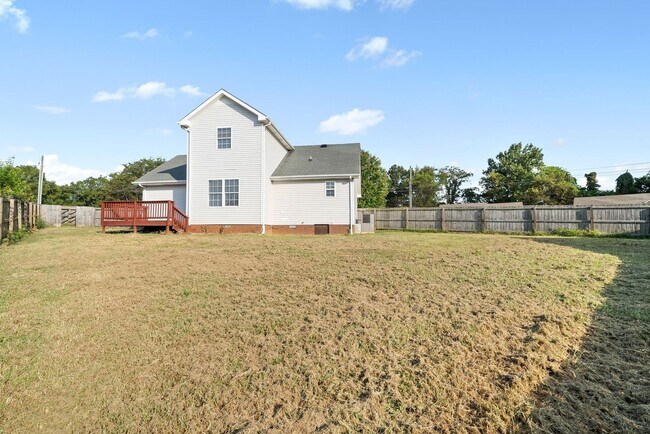 Building Photo - 3bed 2 bath with Bonus close to Fort Campbell and I-24.