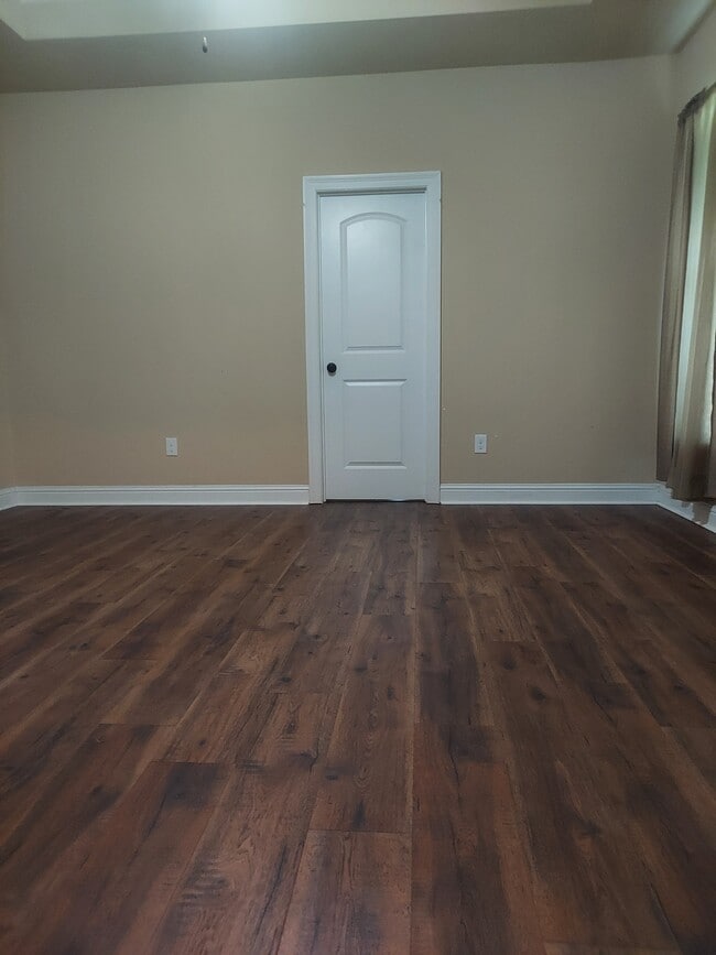 Building Photo - 742 Red Pine Dr