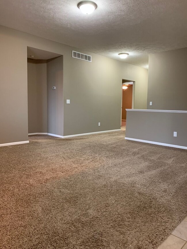 Building Photo - Spacious 3 bedroom/ 3 bath ranch townhome