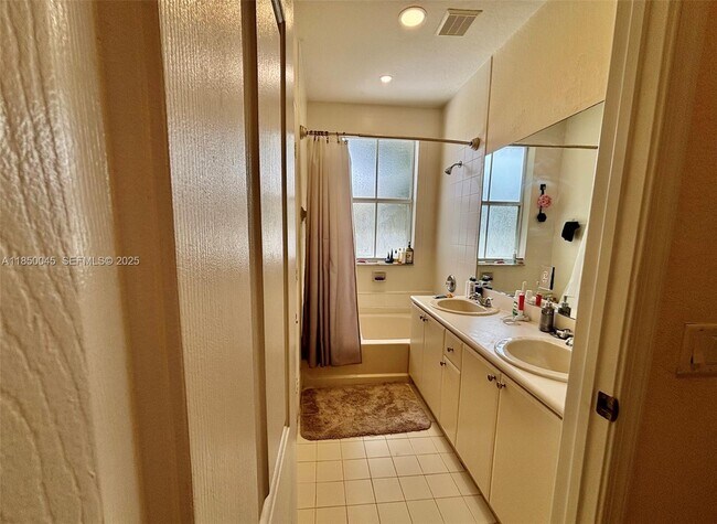 Building Photo - 1420 SE 26th Ave