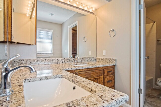 Building Photo - 11912 Shady Trail Ln
