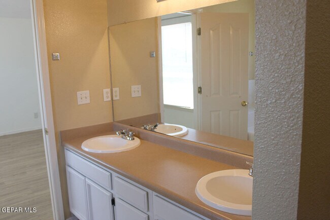 Building Photo - 815 Saguaro Park Ct