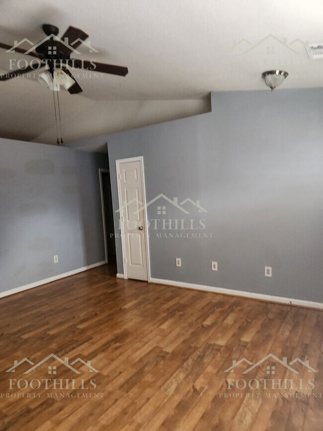 Building Photo - 438 Old Colony Rd