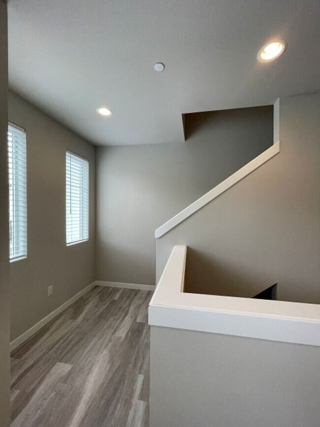 Building Photo - 4bd/3.5ba Lynnwood Townhouse