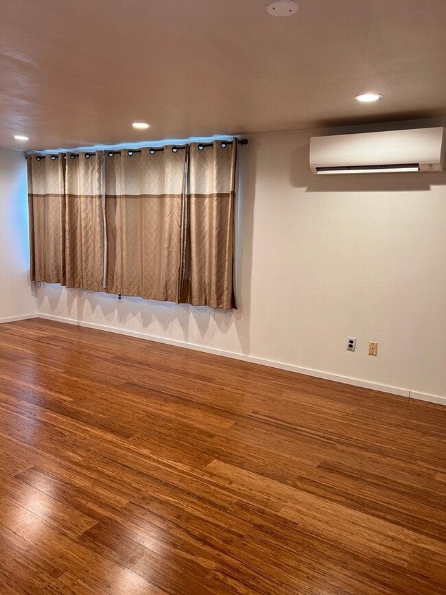 Building Photo - SIngle Family 2 Bedroom 1 Bath Home on Lar...