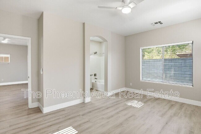 Building Photo - 554 E San Carlos Way