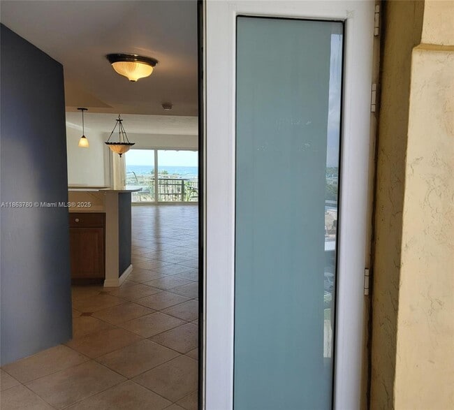 Building Photo - 328 N Ocean Blvd