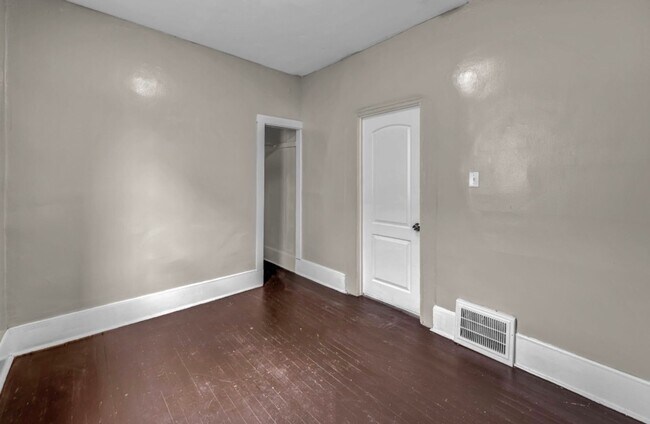 Building Photo - 2bd/1b UPSTAIRS 4-plex Cash Pay