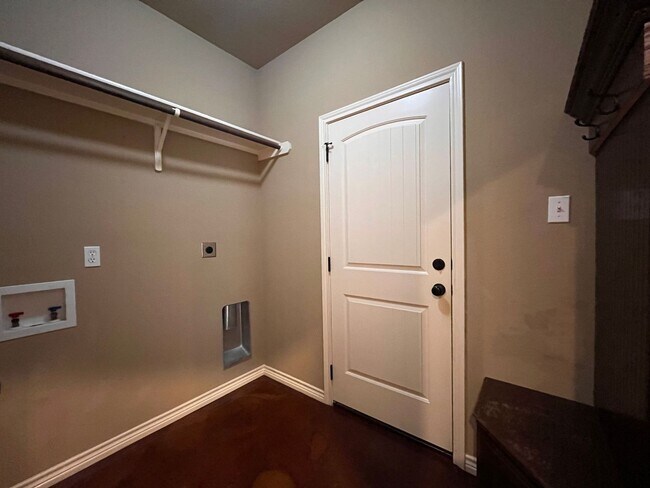 Building Photo - 3 bedroom home