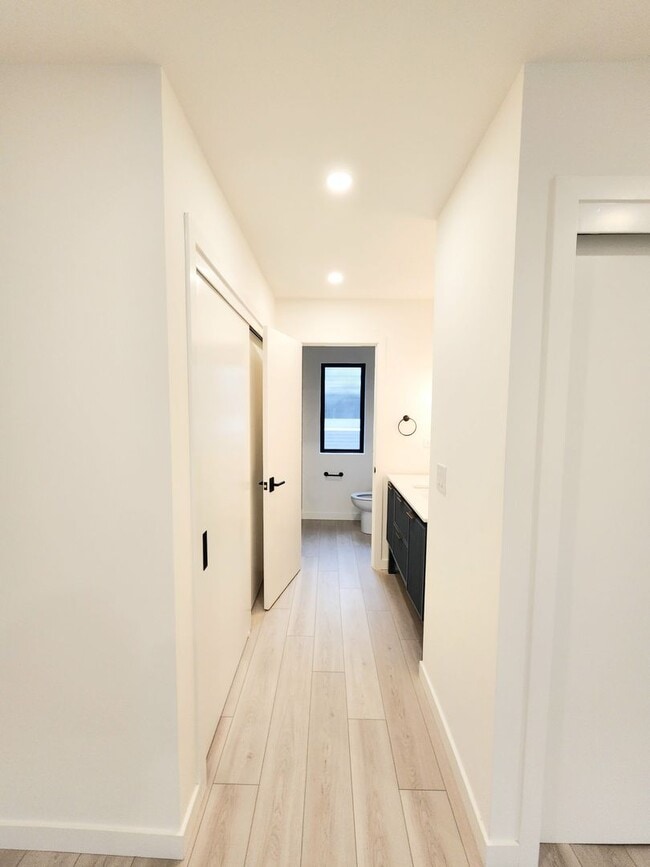 Building Photo - Meticulously renovated 2 bedroom duplex home in central San Mateo