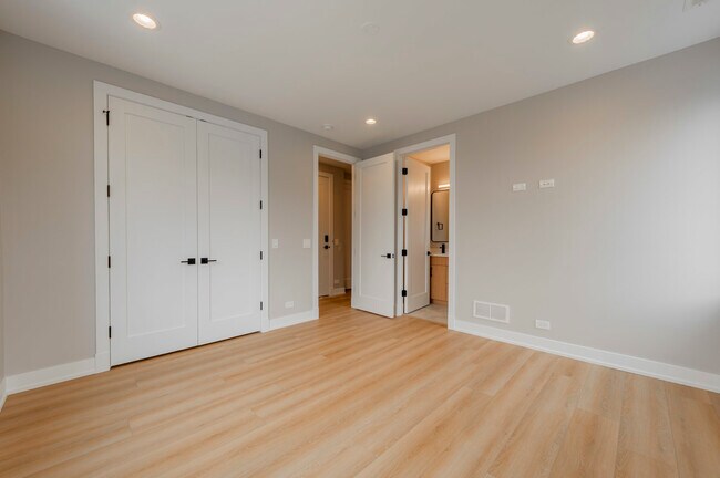 Building Photo - 6519 W Addison St